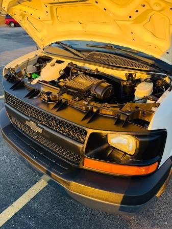 2014 Chevrolet Express 3500 DIESEL Rear-wheel Drive Cargo Van Automatic — photo 8