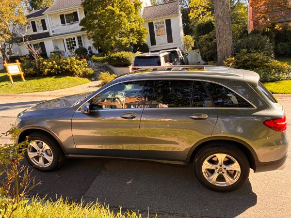 2018 Mercedes-Benz GLC 300 Base GLC 300 4dr 4x2 Automatic — photo 2