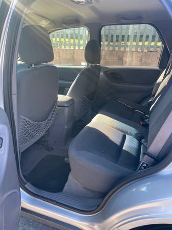 2005 Ford Escape XLS 4x4 Manual — photo 4