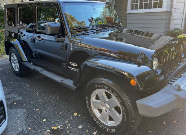 2010 Jeep Wrangler Sahara — photo 2