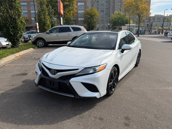 2020 Toyota Camry SE — photo 1