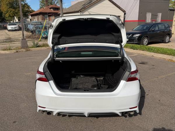 2020 Toyota Camry SE — photo 9
