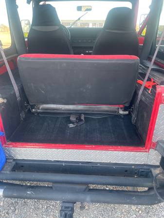 1995 Jeep Wrangler SE 2dr 4WD SUV — photo 2