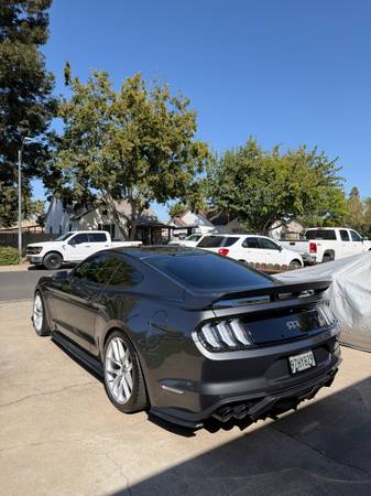 2019 Ford Mustang GT Premium 2dr Fastback Manual — photo 2