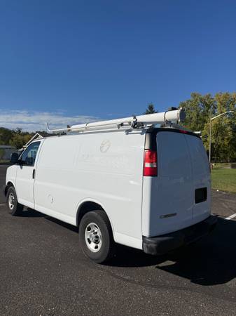 2014 Chevrolet Express 2500 DIESEL Rear-wheel Drive Cargo Van Automatic — photo 3