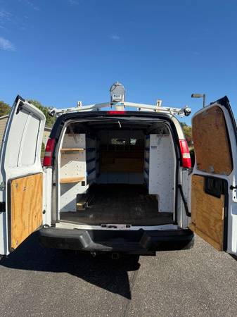 2014 Chevrolet Express 2500 DIESEL Rear-wheel Drive Cargo Van Automatic — photo 9