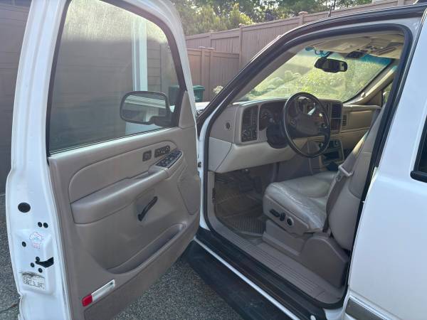 2004 GMC Yukon XL 1500 SLT 4x4 Automatic — photo 2