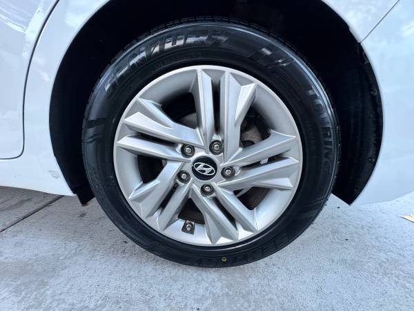 2019 Hyundai Elantra SEL 4dr Sedan Automatic — photo 11