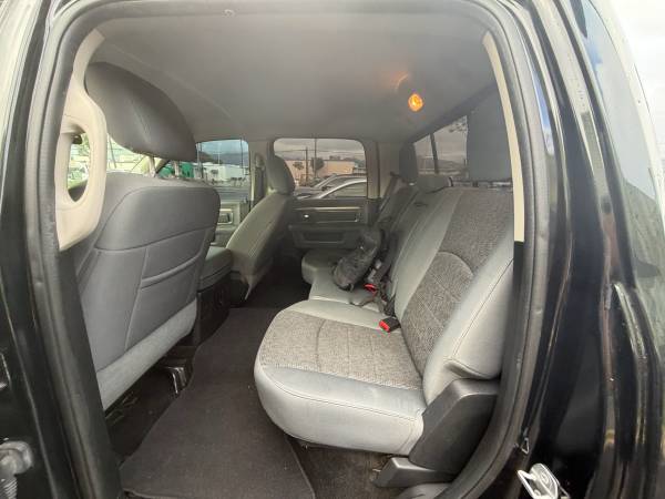 2016 RAM 1500 SLT 4x4 Quad Cab 140 in. WB Automatic — photo 9