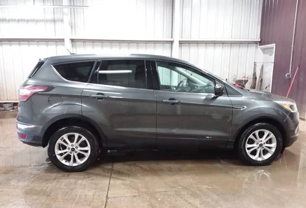 2017 Ford Escape SE 4dr Front-wheel Drive Automatic — photo 4