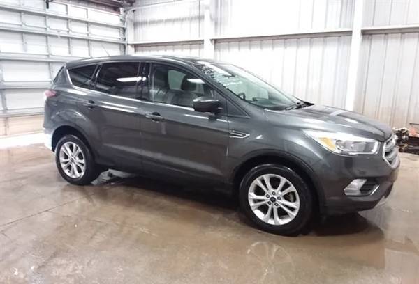 2017 Ford Escape SE 4dr Front-wheel Drive Automatic — photo 3
