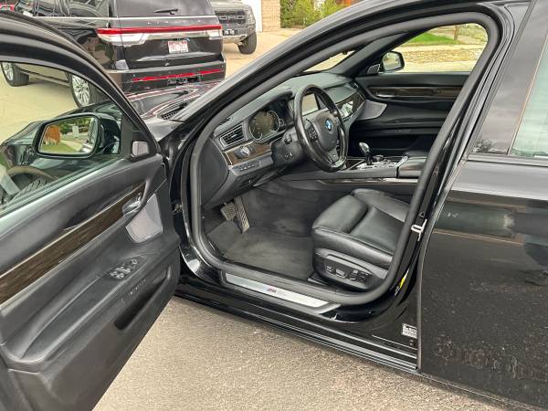 2015 BMW 750 i xDrive — photo 9