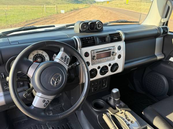 2014 Toyota FJ Cruiser Base — photo 10