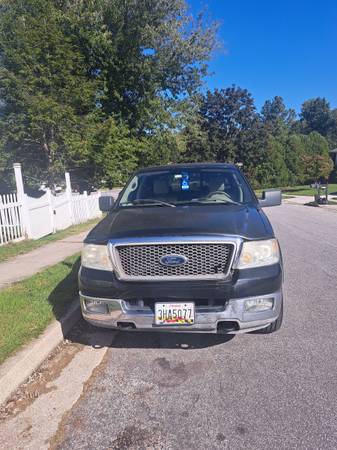 2005 Ford F 150 XL 4x2 Regular Cab Styleside 8 ft. box 145 in. WB Manual — photo 1