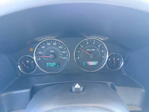 2006 Jeep Commander Base — photo 2