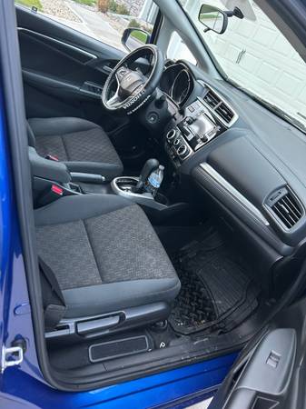 2017 Honda FIT LX 4dr Hatchback CVT — photo 5