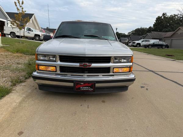 1995 Chevrolet Tahoe LS 4dr SUV — photo 3
