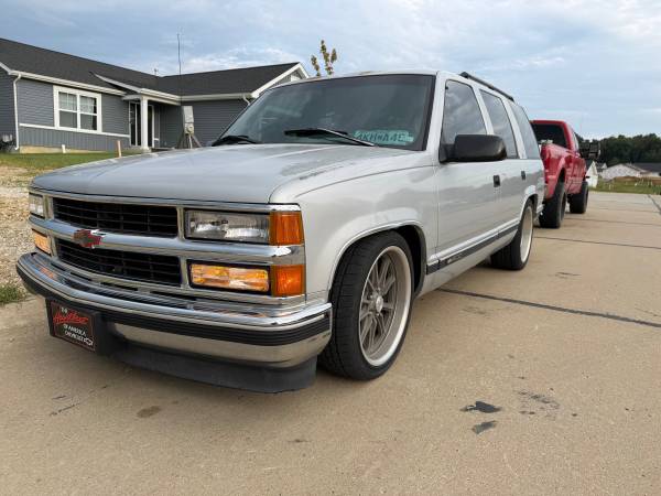 1995 Chevrolet Tahoe LS 4dr SUV — photo 2