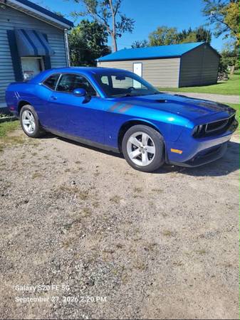 2012 Dodge Challenger SXT 2dr Coupe Automatic — photo 2