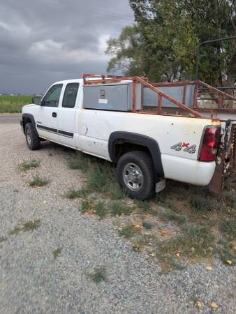 2004 Chevrolet Suburban 2500 LS 4x2 Automatic — photo 2
