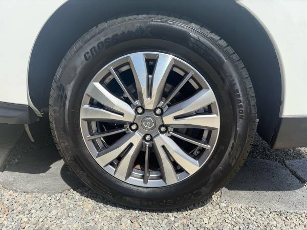 2019 Nissan Pathfinder SL — photo 12