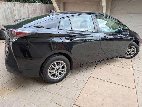 2016 Toyota Prius Two 5dr Hatchback CVT — photo 2