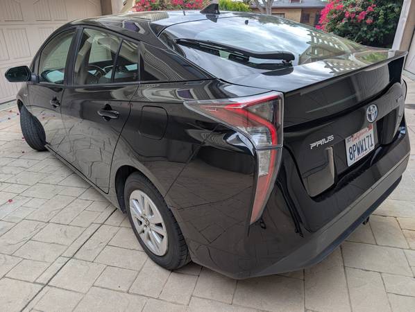 2016 Toyota Prius Two 5dr Hatchback CVT — photo 12