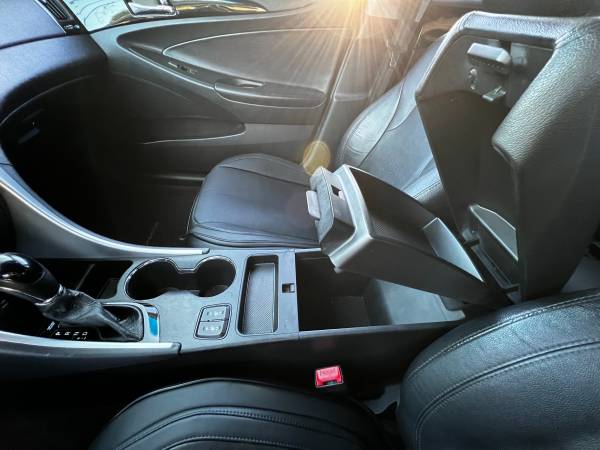 2011 Hyundai Sonata SE — photo 12