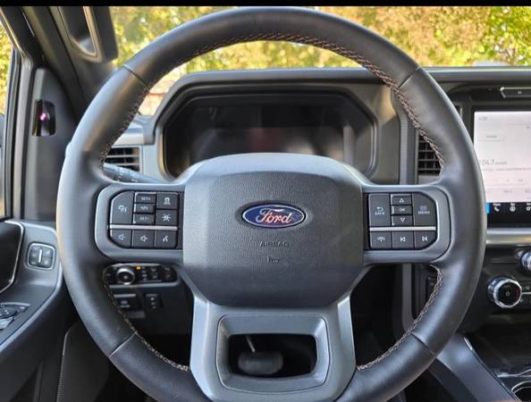 2025 Ford Super Duty F 350 drw LARIAT Crew Cab 8' Box Four Wheel Drive Automatic — photo 12