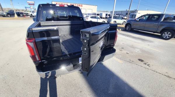 2025 Ford Super Duty F 350 drw LARIAT Crew Cab 8' Box Four Wheel Drive Automatic — photo 8
