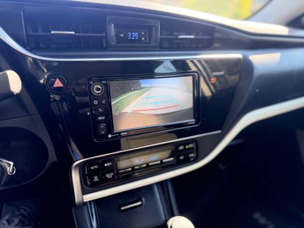 2017 Toyota Corolla IM Base 5dr Hatchback CVT — photo 3