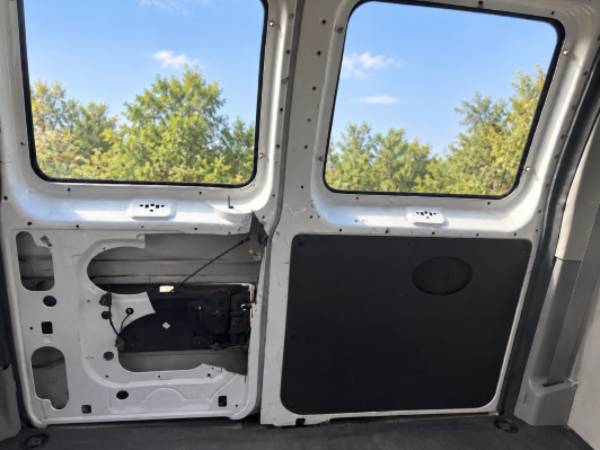 2005 Ford E 350 Super Duty Commercial Extended Cargo Van Automatic — photo 4
