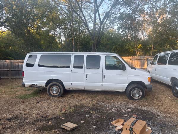2005 Ford E 350 Super Duty Commercial Extended Cargo Van Automatic — photo 2