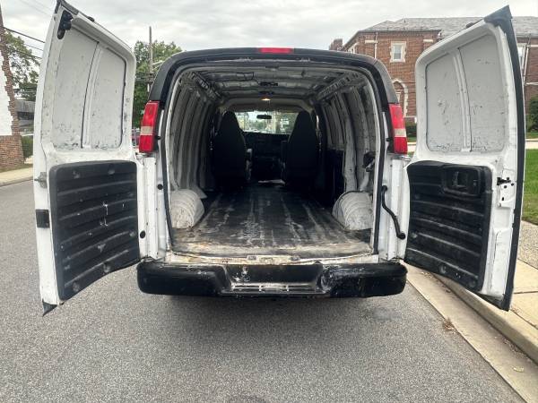 2016 Chevrolet Express 2500 Work Van Rear-wheel Drive Cargo Van Automatic — photo 5