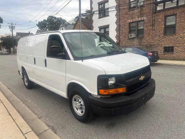 2016 Chevrolet Express 2500 Work Van Rear-wheel Drive Cargo Van Automatic — photo 1