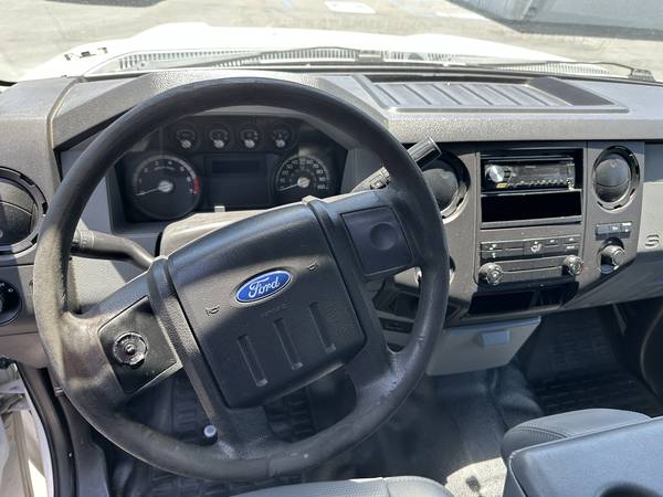 2011 Ford E 350 Super Duty XL Wagon Automatic — photo 6
