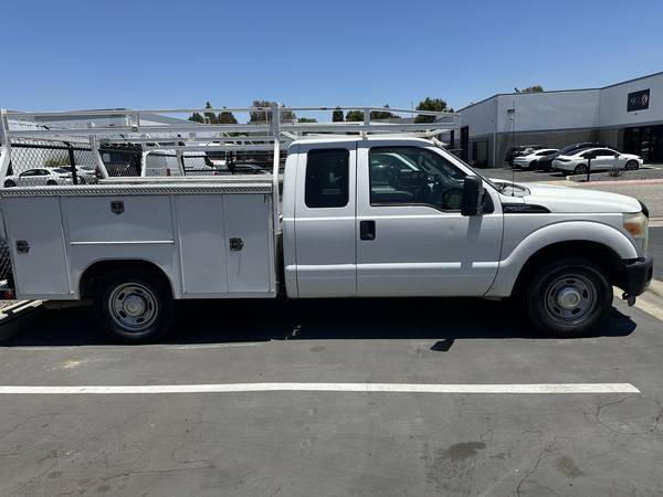 2011 Ford E 350 Super Duty XL Wagon Automatic — photo 1
