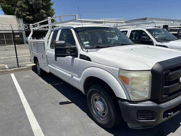 2011 Ford E 350 Super Duty XL Wagon Automatic — photo 2