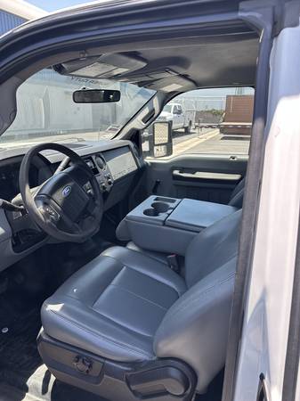 2011 Ford E 350 Super Duty XL Wagon Automatic — photo 5