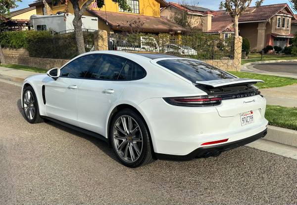 2017 Porsche Panamera Base — photo 2