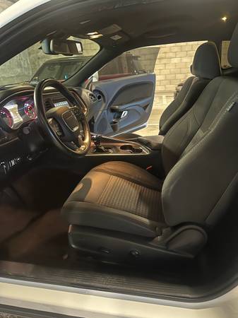 2018 Dodge Challenger SXT 2dr Rear-wheel Drive Coupe Automatic — photo 6