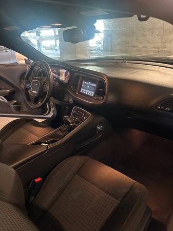 2018 Dodge Challenger SXT 2dr Rear-wheel Drive Coupe Automatic — photo 9