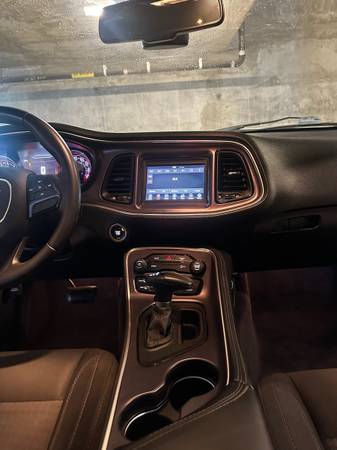 2018 Dodge Challenger SXT 2dr Rear-wheel Drive Coupe Automatic — photo 10