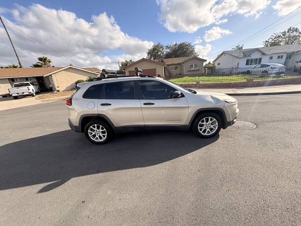 2015 Jeep Cherokee Sport — photo 4