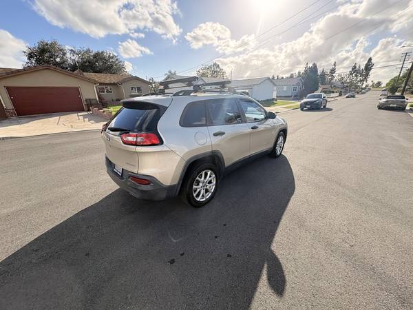 2015 Jeep Cherokee Sport — photo 5