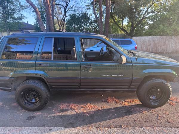 1998 Jeep Cherokee SE 2dr SUV — photo 1