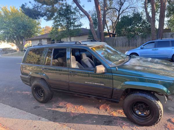 1998 Jeep Cherokee SE 2dr SUV — photo 2