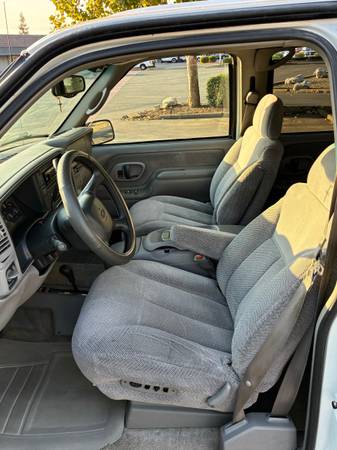 1999 Chevrolet Suburban 1500 LS 4dr 4x2 Automatic — photo 9