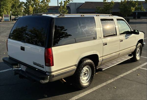 1999 Chevrolet Suburban 1500 LS 4dr 4x2 Automatic — photo 3