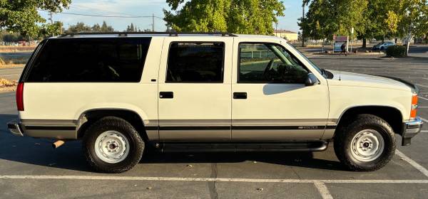 1999 Chevrolet Suburban 1500 LS 4dr 4x2 Automatic — photo 2